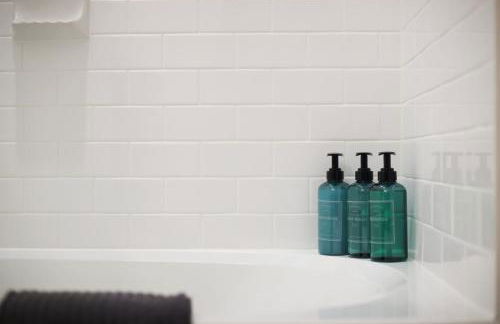 Chic 2BR-w Parking, Near Rvrwalk, Dome & Conv Ctr - Foto 22