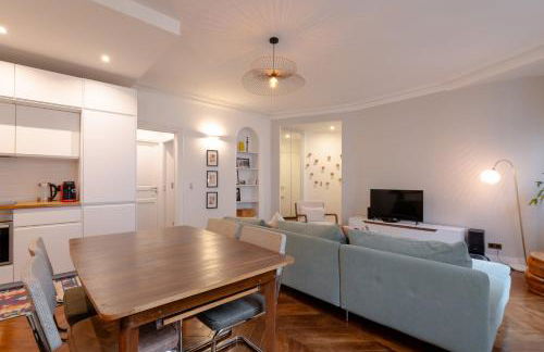 Sophisticated 2BR - Steps to Station - Foto 18
