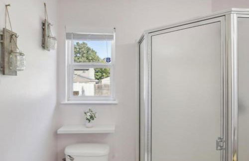 Newly Luxury Dream Home With 4 Bedroom 2 Full Bath, Full Body Massage Chair, 65Inch TV, Nice Deck, Fenced Backyard, Private Gym - Foto 14