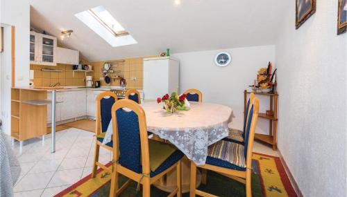 Three-Bedroom Apartment In Bilice - Photo 4