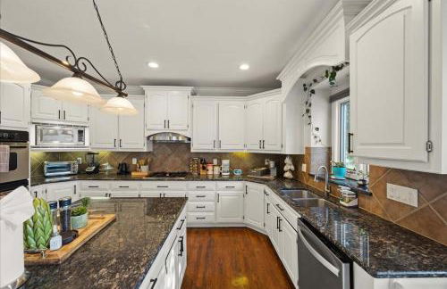 Beautiful relaxing private villa next to a pond smart home and Traeger Grill - Foto 14