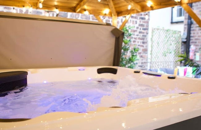 Romance On The Rows - Hot Tub City Centre - Photo 13