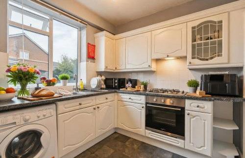 Spacious 4 Bedroom Leeds House - Ideal for Family and Contractors - Free WIFI and Free Parking - Foto 32