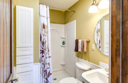 Riverfront Cabin Near Dtwn Pella with Game Room! - Foto 17