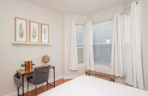 Jennifer's Chic 2nd Floor Apt Private Deck w Views - Photo 22