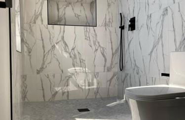 2 Bedrooms • Warm & Historic Stay • Free Parking - Photo 7