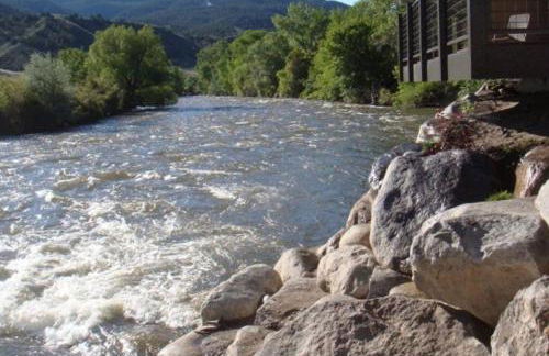 Riverfront condo with balcony, king bed STR#267 - Photo 21