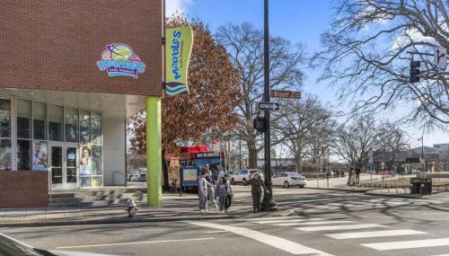 Luxe King Bed, Balcony, Garage in Downtown Raleigh - Foto 3