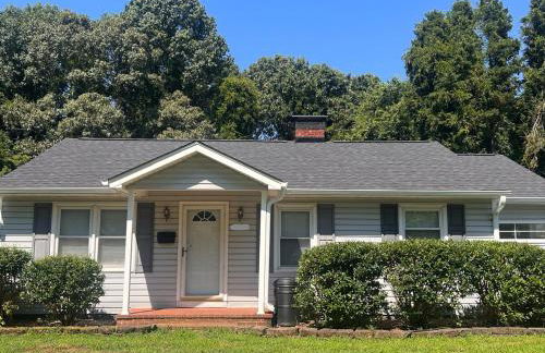 Cozy Stay Near DT with Deck and Yard - Foto 11