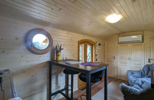 Roulotte cosy avec jacuzzi et spa, massages bien-être, nature et calme, près de Lyon - FR-1-582-477 - Foto 9