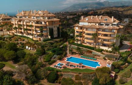 Luxurious frontline golf apartment in Elviria - Photo 20