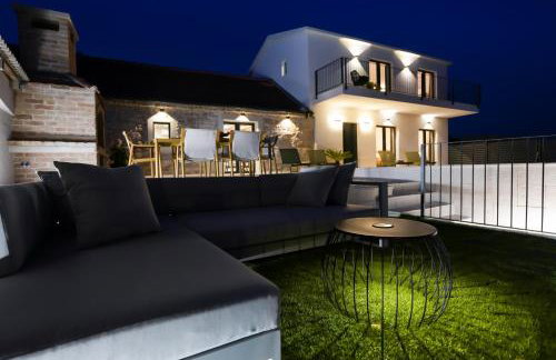 Newly built Villa MarVista with 4 bedrooms,infinity pool & stunning sea and mountain views - Photo 8