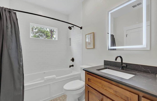 The Grove D With Hot Tub & King Beds - Walk to Main - Foto 17