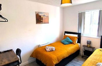 4 beds spacious Apartment, with Parking & WIFI, CHAFFORD HUNDRED, near station & shopping, long stays! - Foto 9