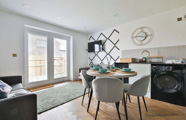 North Road New Luxe Flats with Parking - Photo 68