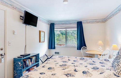 Cozy Coastal Condo Steps from the Beach with Deck Views - Foto 15