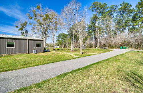 Porch with Swing and Kayaks Rural Mississippi Retreat - Foto 26