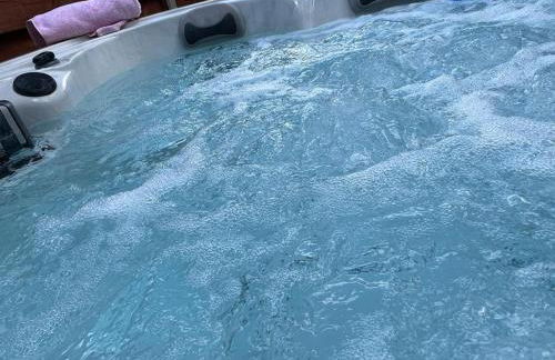 Holly Cabin with Hot Tub - Foto 5