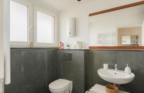 - Stellar Haven Deluxe with Cosmic Design - 3-Room Space-Themed Apartment 75 qm - Central Location - Balcony - Renovated 2024 with TV & Netflix - Full Kitchen - Free Parking - Near Metro & Airport - Galaxy-Inspired Interior - - Photo 6