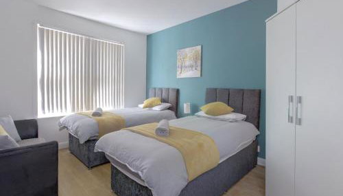 Ryland House Sleeps 8 M6 Access & Garden - Foto 3, towels, storage