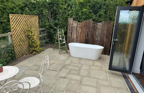 Luxury Spa Cabin with Outdoor Bath, Sauna & Fireplace - Foto 21