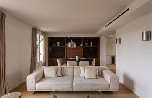 Montaigne - Sunlit Corner Penthouse with Balcony - Photo 23