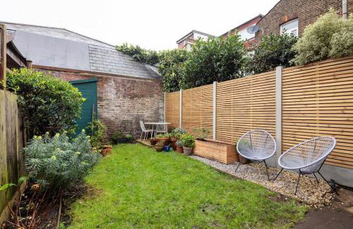 Well-equipped 4 bedroom family home with garden - Foto 24