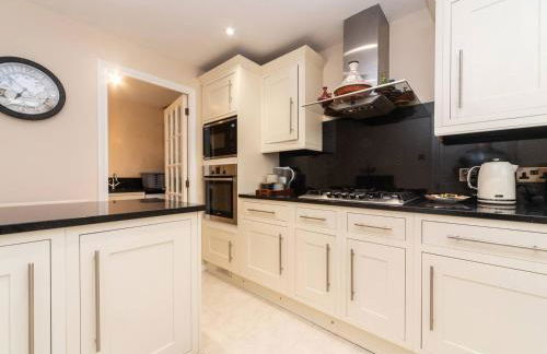 Gorgeous 4 BR House Near Station mins to London - Pass the Keys - Foto 11