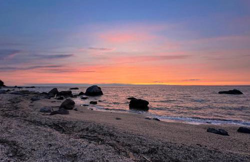 Steps to Beach + Sunset Views! East Marion Home - Foto 36