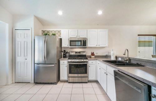 Great Location, gated community, private heated POOL - Foto 14