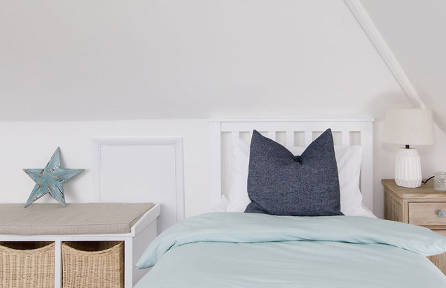 Bright Modern 4 br House 100 Metres From Beach - Photo 36