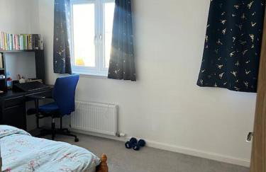 Lovely 2 bedroom home, free parking, 6 mins from airport - Foto 12