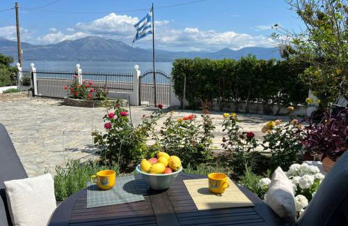 Sea front house & garden, Oropos - Foto 1