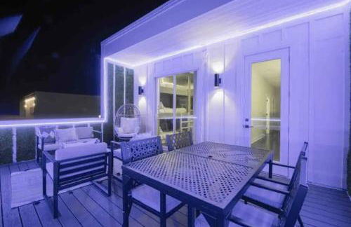 Luxury four-story Home, Rooftop Deck with views, PingPong! Sleeps 12! - Photo 1