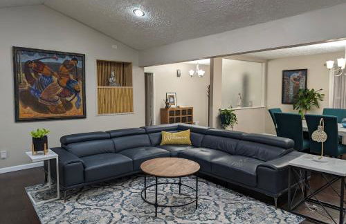 Modern Luxe Family & Groups Friendly Bungalow with Patio & Workspace - Foto 36