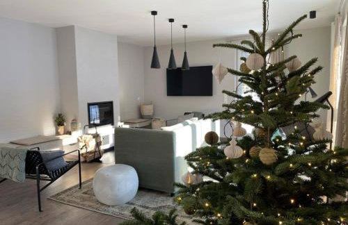 Freistehendes Ferienhaus mit Kamin, Sauna, atemberaubenden Blick ins Tal, mehrere Terrassen, 1500qm Grundstück 1,6m hoch eingezäunt - Foto 11