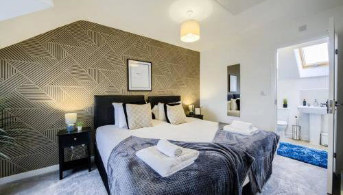 3 BedRoom house, Sleeps 6 with Full Kitchen, Garden and Free Parking - FREE Wi-Fi near Milton Keynes Bowl - Foto 2, towels