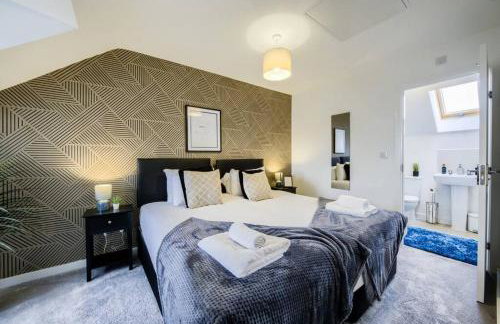 3 BedRoom house, Sleeps 6 with Full Kitchen, Garden and Free Parking - FREE Wi-Fi near Milton Keynes Bowl - Foto 2