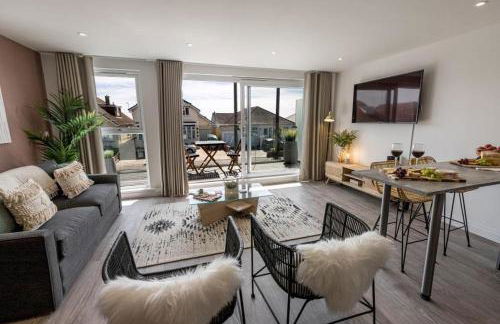 LOOKOUT by BOURNECOAST - A Stylish Flat with a Balcony, SEA GLIMPSES and Parking- Just a 10 Minute Walk to the Sandy Beaches - FM8405 - Photo 10