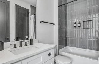 Modern 4BR Retreat in Uptown! - Foto 20