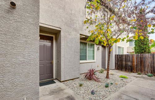 Extended-Stay Ready! Elk Grove Unit with Pool Access - Foto 25