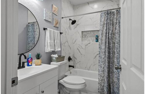 Retreat to a Brand-new Downtown Home 4br/3ba! - Foto 25