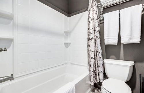 Chic Bend Condo with Fireplace and Forest Views! - Foto 20