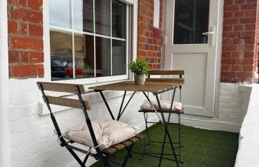 3 Bedroom Apartment with Balcony in London, Free Parking - Photo 14