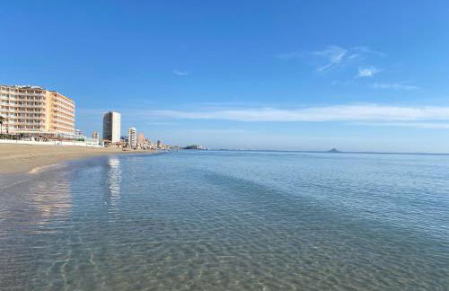 La Manga km 0, pisos estudios - planta baja - 100m de la playa - studio flats - ground floor - 100m from the beach, cada con bicis & tabla SUP, piscina & pádel & tenis & más - each with bikes & SUP board, pool & paddle & tennis & more - Foto 48