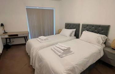 Dartford Lux Stay 1 bedroom apartment- free parking next to station - Photo 3