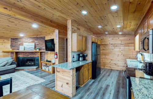 Hot Tub, Dock, Pool Table! Lakefront Poconos Haven - Foto 11