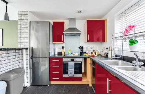 Stylish House with Driveway Parking, Self-Check-In, Fast WiFi and Smart TV by Yoko Property - Foto 15