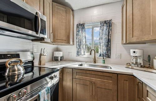 Luxury Home with Hot Tub & Outdoor Oasis blocks from the Beach - Foto 32