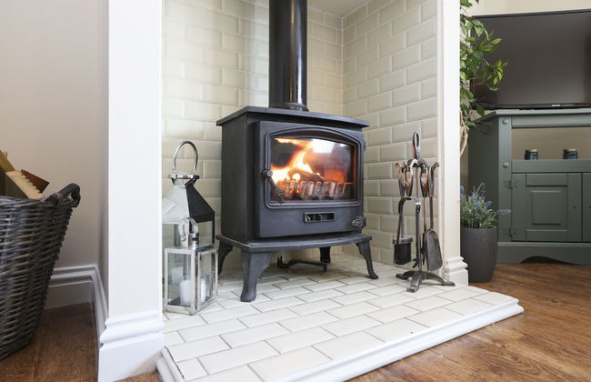 JOIVY Greenknowes Lodge With Hot Tub And Wood Burning Stove - Foto 27